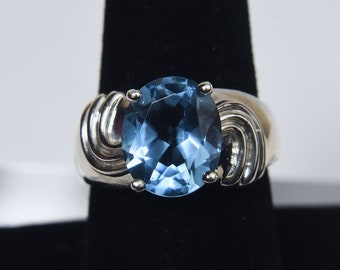 Sterling Silver Blue Topaz Ribbed Modern Design Ring - Size 8