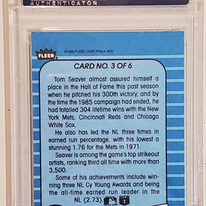 以下が含まれることがあります： トム・シーバーをフィーチャーした青と白の野球カード。カードは1986年のフリートシリーズのもので、6枚中3枚目に番号が付けられています。カードには、ホワイトソックスのユニフォームを着たシーバーの写真が掲載されており、300勝達成や殿堂入りなど、彼のキャリアにおける功績について書かれたテキストが記載されています。