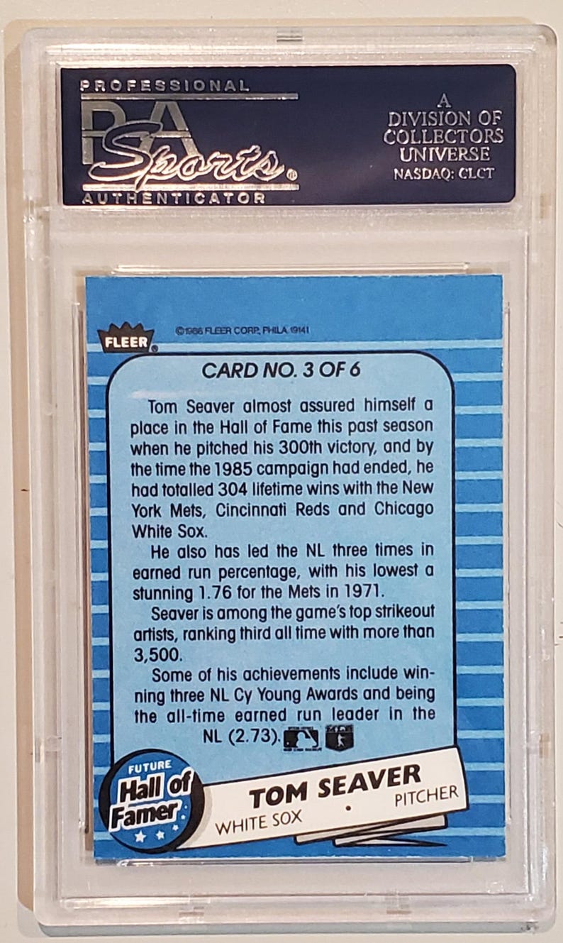 以下が含まれることがあります： トム・シーバーをフィーチャーした青と白の野球カード。カードは1986年のフリートシリーズのもので、6枚中3枚目に番号が付けられています。カードには、ホワイトソックスのユニフォームを着たシーバーの写真が掲載されており、300勝達成や殿堂入りなど、彼のキャリアにおける功績について書かれたテキストが記載されています。