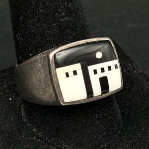 Vintage Handcrafted Sterling Silver Inlaid Pueblo "Storyteller" Ring - Size 10.75