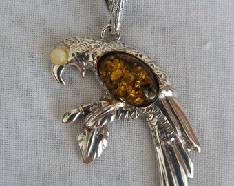 Perroquet d’argent de pendante avec l’ambre