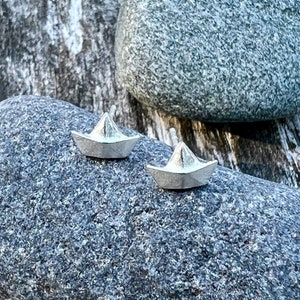 Ebbe und Flut Ohrstecker Papiersegelboot klein versilbert, mini Papierboot Ohrstecker Schiff maritim von ebbe und flut®