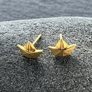 Ebbe und Flut Ohrstecker Papiersegelboot groß Mattvergoldet, Papierboot Ohrstecker Schiff maritim von ebbe und flut®