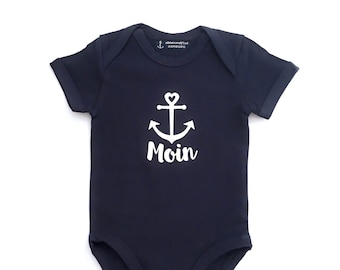 Ebbe und Flut maritimer Baby-Body Moin mit Anker dunkelblau - Baby Geschenk zur Geburt, Moin, Ostfriesland, Ostsee, Nordsee, ebbe und flut®