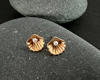 Ebb and flow ear studs shell with pearl mini 22 K matt gold plated