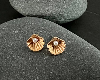 Ebb and Flow Ear Earrings Shell with Pearl mini 22K matte gold plated
