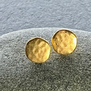 Ebb and Flow Baltic Sea Gold Stud Earrings - Round matte gold-plated - Earrings by ebbe und flut®