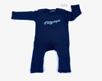 Ebbe und Flut Babystrampler "Flitzpiepe" - Fair Trade & Organic -  Strampler, Schlafanzug, All-in-One, Spielanzug, Berlin, ebbe und flut®