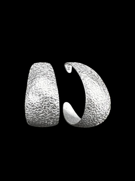 Ebb and Flow Hoop Earrings North Sea Silver Embossed - Hoop Earrings North Sea with embossing matt silver-plated