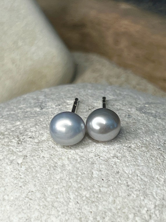 Pearl stud earrings ebbe und flut grey - grey freshwater pearl earrings 6 mm from ebbe und flut®