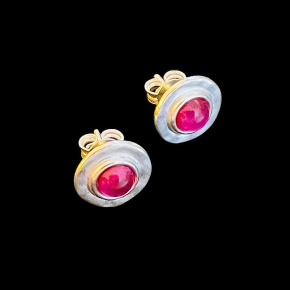 Ebb and Flow Stud Earrings North Sea Silver Fuchsia - Round matte silver-plated with pink glass stone and silver leaf, round pink stud earrings
