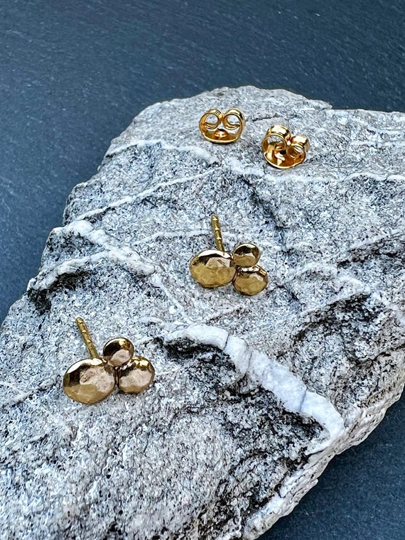 Ebb and flow stud earrings Baltic Sea beach gold - 22 K matt gold-plated earrings hammered by ebbe und flut®