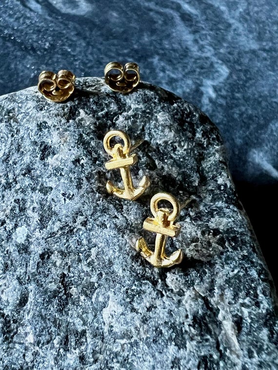 Ebb and Flow Baltic Sea Anchor Love Stud Earrings - 22 K matte gold-plated anchor earrings by ebbe und flut®