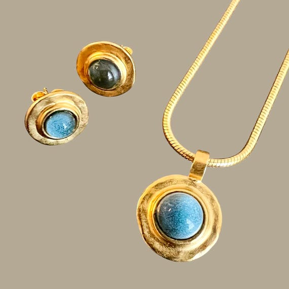 Ebb and Flow Necklace & Earrings Baltic Gold Blue - Set: Snake chain 22K matte gold plated, round pendant, earrings Baltic Gold blue