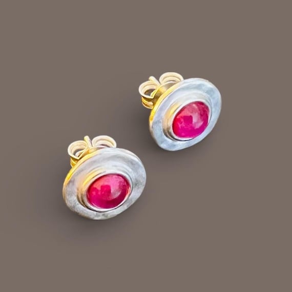 Ebb and Flow Stud Earrings North Sea Silver Fuchsia - Round matte silver-plated with pink glass stone and silver leaf, round stud earrings