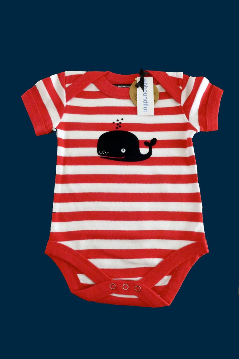 Ebbe und Flut maritimer Baby-Body Wal Fair Trade & Organic rot weiß gestreift, Babybody Wal, Baby Geschenk zur Geburt, ebbe und flut® Bild 1