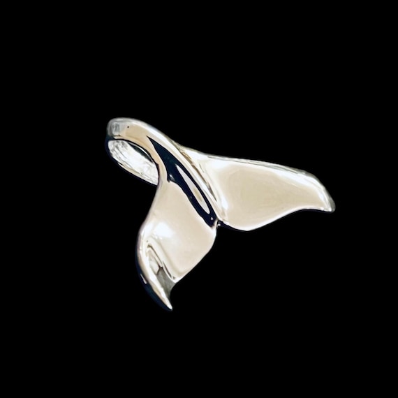Whale fluke pendant in silver - Whale fluke necklace pendant made of 925 sterling silver, ebb and flow