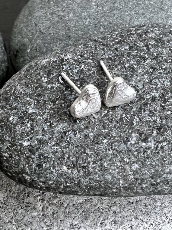 Ebbe und Flut ear studs heart mini matt silver plated, small hearts, ebbe und flut®