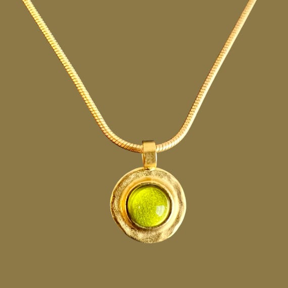 Ebb and Flow Necklace Baltic Gold Green - Snake chain 22K matt gold plated with round pendant with green glass stone and silver leaf