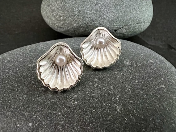 ebbe und flut ear studs shell with pearl large matt silver plated