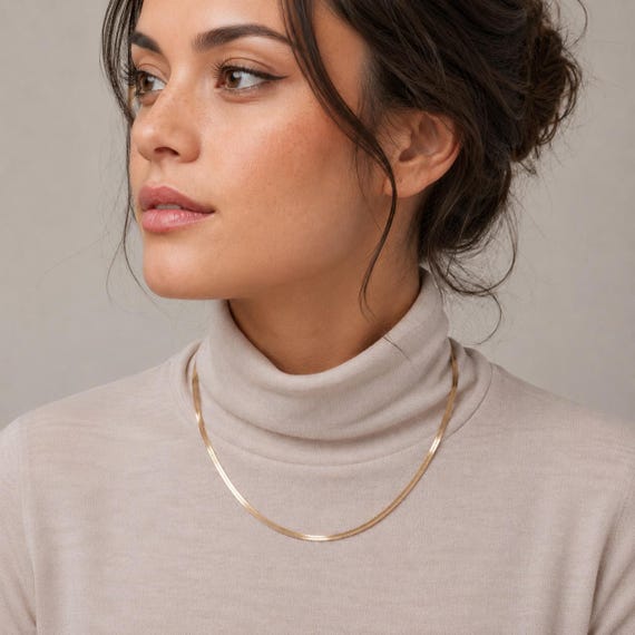 Goldene Schlangenkette Caroline  - Herringbone Kette - elegante flache Halskette - minimalisitische Damenkette - Geschenk für Frauen