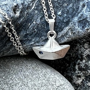 Collana con barchetta di carta Ebb and Flow - collana con barchetta di carta marittima in pietra blu scuro ebbe und flut®