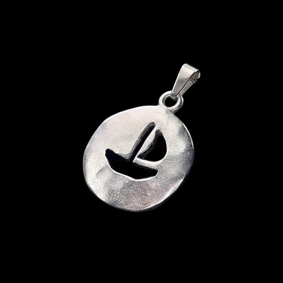 Ebbe und Flut Anhänger Segelboot rund - maritimer Anhänger mit Boot Motiv matt versilbert