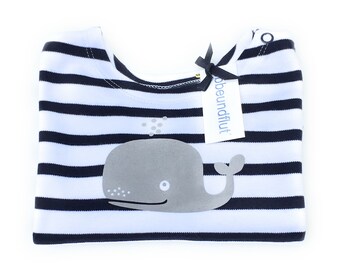 Ebbe und Flut Shirt Wal - maritimes Baby Geschenk zur Geburt, Langarmshirt Wal gestreift von ebbe und flut®