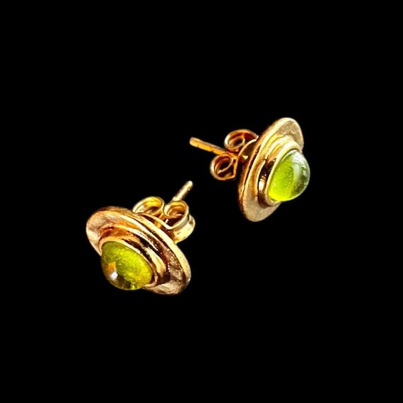 Ebb and Flow Baltic Sea Gold Green Earrings - Round 22 K gold-plated with green glass stone and silver leaf - Earrings by ebbe und flut®