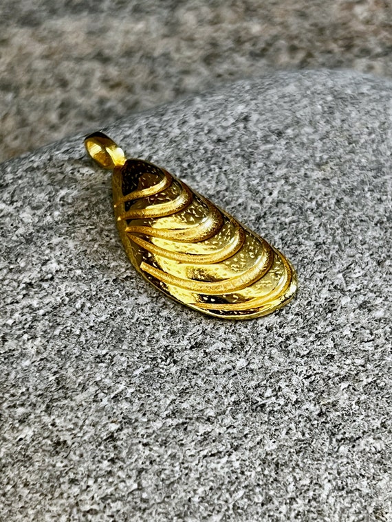 Ebb and flow pendant mussel gold - pendant happy mussel 18K gold-plated silver