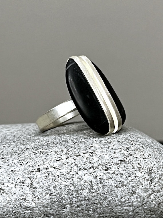 Ebb and flow silver ring pebble natural anthracite #55 - twin ring silver pebble Baltic Sea North Sea from ebbe und flut®