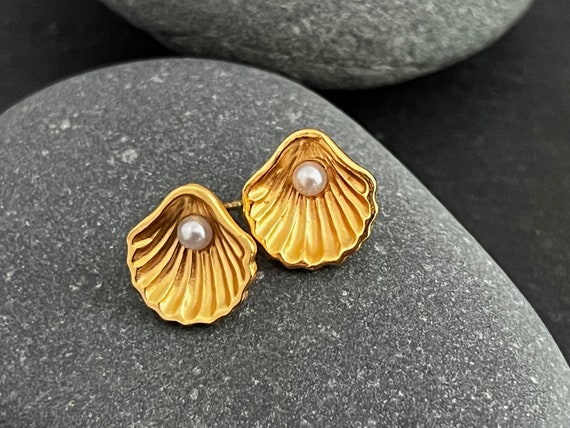Ebb and Flow Stud Earrings Shell with Pearl Large 22 K Matt Gold Plated