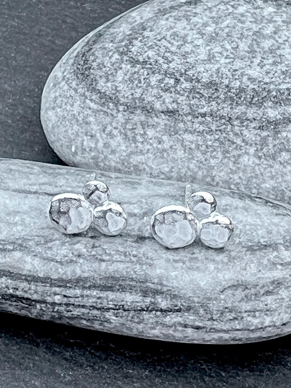 Ebbe und Flut ear studs North Sea beach silver - matt silver-plated earrings hammered by ebbe und flut®
