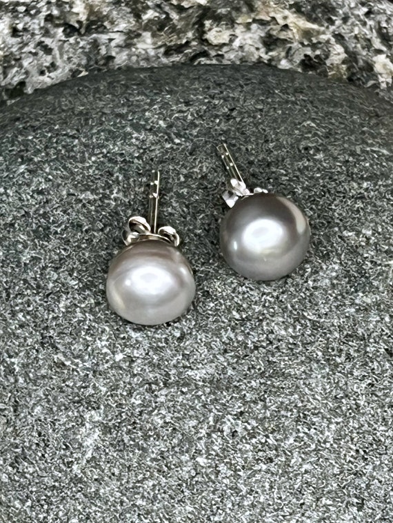 Ebb and Flow Pearl Stud Earrings Grey - Grey Freshwater Pearl Earrings 6 mm by ebbe und flut®