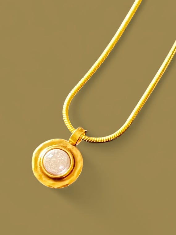 Ebb and flow necklace Baltic gold pink - snake chain 22 K matt gold-plated with round pendant pink glass stone with silver leaf