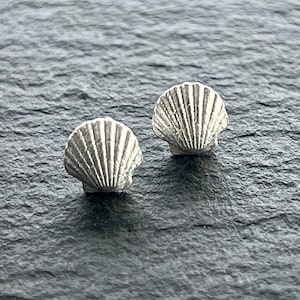 Ebbe und Flut (Eb en Vloed) mini oorbellen met matte, verzilverde schelpjes - maritieme oorbellen van ebbe und flut®