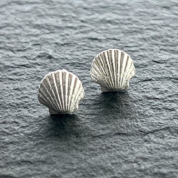 Ebbe und Flut Ohrstecker Muscheln mini matt versilbert - maritime Ohrringe von ebbe und flut®