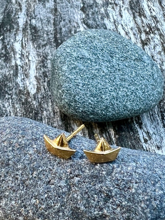 Ebb and flow stud earrings small paper sailing boat 22 carat gold plated paper boat stud earrings ship maritime from ebbe und flut®