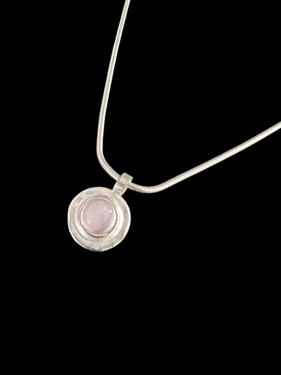 Ebbe und Flut Halskette Nordseesilber rosa - Schlangenkette versilbert mit rundem Anhänger rosa Glasstein mit Blattsilber