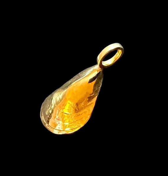 Ebb and Flow Mussel Pendant Silver Gold Plated - Mussel Pendant made of Silver Gold Plated - Size M