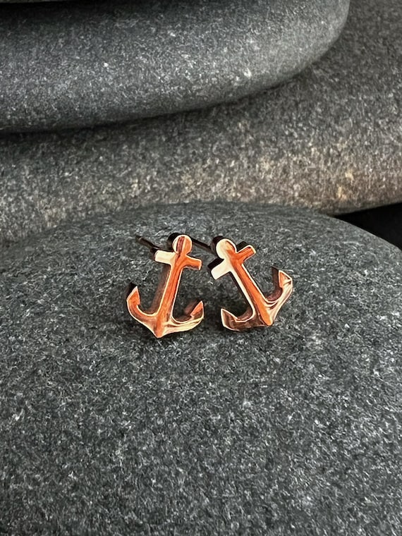 Ebb and Flow Anchor Stud Earrings - Maritime stainless steel anchor stud earrings in rose gold color by ebbe und flut®
