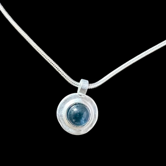Ebb and Flow Necklace North Sea Silver Blue - Silver-plated snake chain with round pendant, glass stone with silver leaf