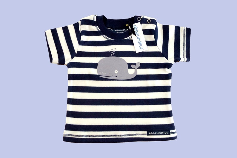 Ebbe und Flut maritimes Baby Shirt Wal blau weiß gestreift Babyshirt Wal, Babygeschenk 1. Geburtstag, ebbe und flut® Bild 1