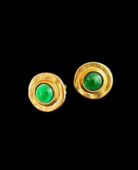 Ebb and Flow Baltic Gold Emerald Green Stud Earrings - Round 22 K matte gold-plated with bright green glass stone and silver leaf - ebbe und flut®