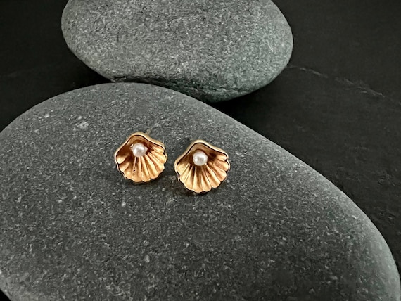 Ebb and flow ear studs shell with pearl mini 22 K matt gold plated