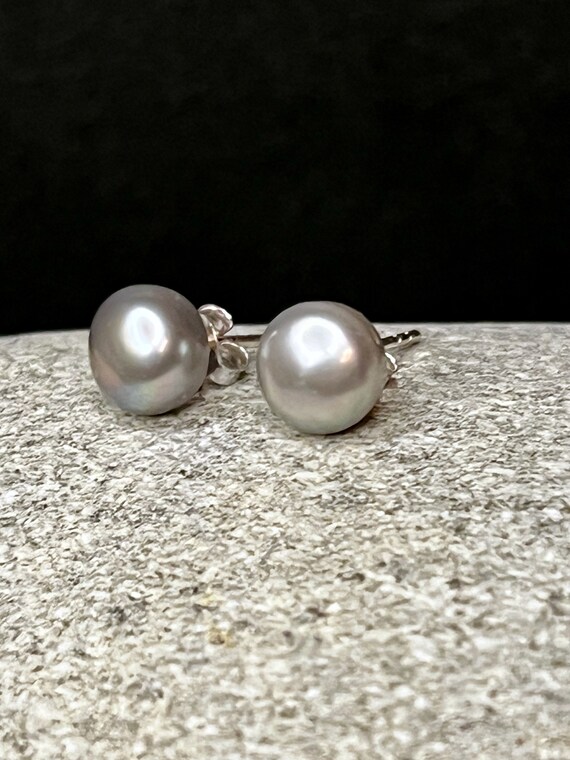 Pearl stud earrings ebb and flow gray - gray freshwater pearl earrings 8 mm from ebbe und flut®
