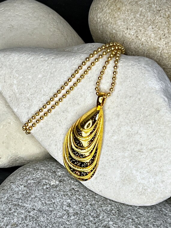 Ebb and flow necklace mussel gold - chain with pendant mussel size M 18k gold-plated 925 sterling silver