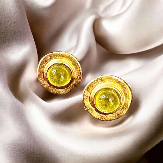 Ebbe und Flut ear studs Baltic Sea gold green - Round 22 K matt gold plated with green glass stone with silver leaf - Earrings by ebbe und flut®