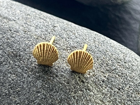 Ebbe und Flut stud earrings shells mini matt 22 K gold plated - maritime earrings from ebbe und flut®