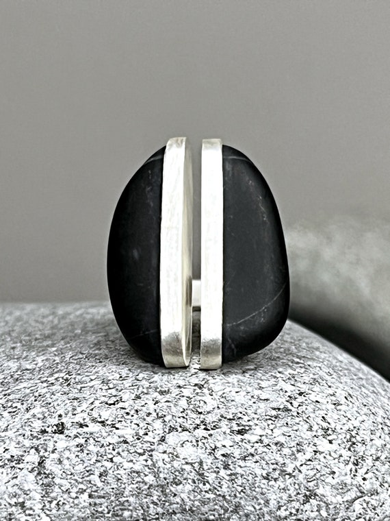 Ebb and flow silver ring pebble natural anthracite #55 - twin ring silver pebble Baltic Sea North Sea from ebbe und flut®